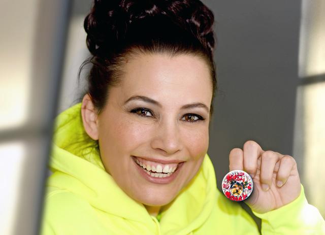 Ein Button ist gleich 2 Euro ist gleich für Molly Susi Petschik verkauft sie für zwei Euro pro Stück (Foto © Paul Ehrenreich)