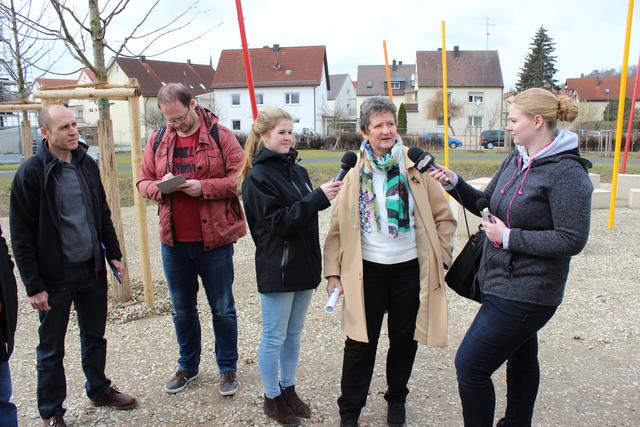 Print- und Rundfunkjournalisten neben der Ilm