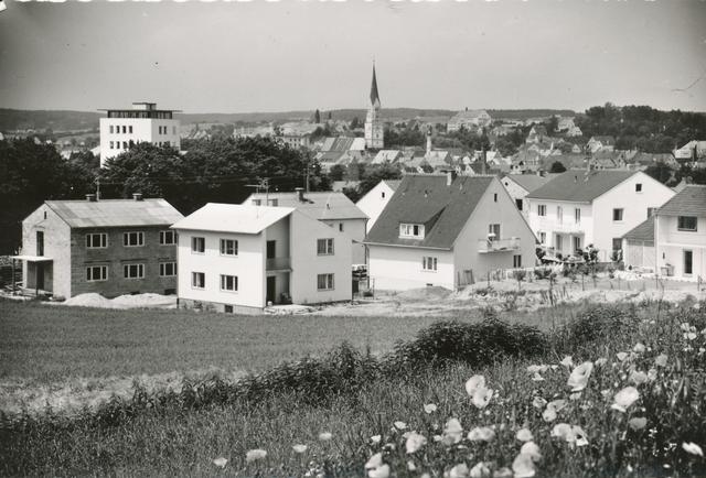 Anhaltende Bevölkerungszunahme erforderte die Bebauung der Anhöhe östlich des Bahnhofs (ca. 1961)