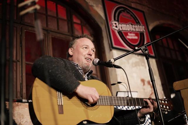 Kreisvorsitzender Markus Käser spielt bayerisches Liedgut
