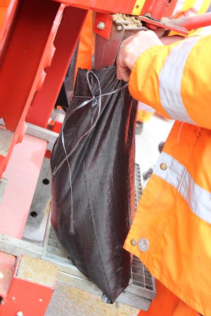 Hier läuft der Sand in den Plastiksack