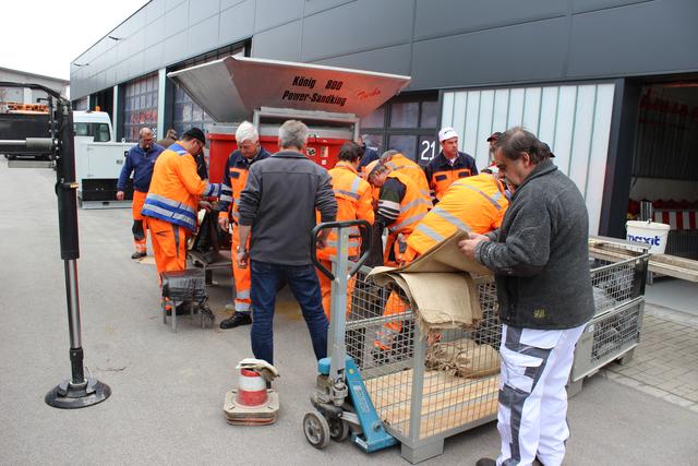 Alle helfen auch bei der Übung mit