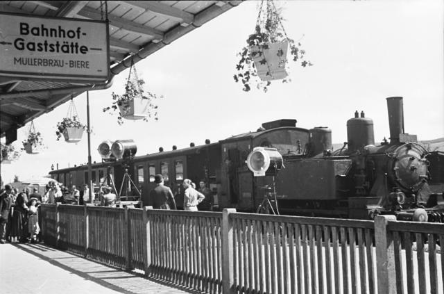 Im Jahr 1954 diente der Bahnhof als Filmkulisse. Einzelne Szenen des im Jahr 1908 spielenden Spielfilms „Feuerwerk“ mit Lilli Palmer, Karl Schönböck und Romy Schneider wurden in Pfaffenhofen gedreht.