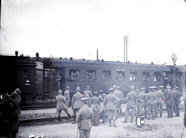 Der Bahnhof als Schauplatz der Geschichte: Truppentransporte während des Ersten Weltkriegs (ca. 1916).