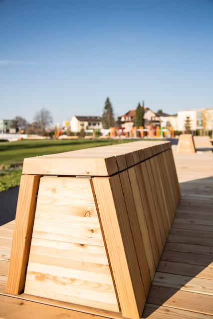 Einladend für kleine und größere Pausen: die umlaufende Sitzlandschaft im Bürgerpark | Foto: Katharina Hipp