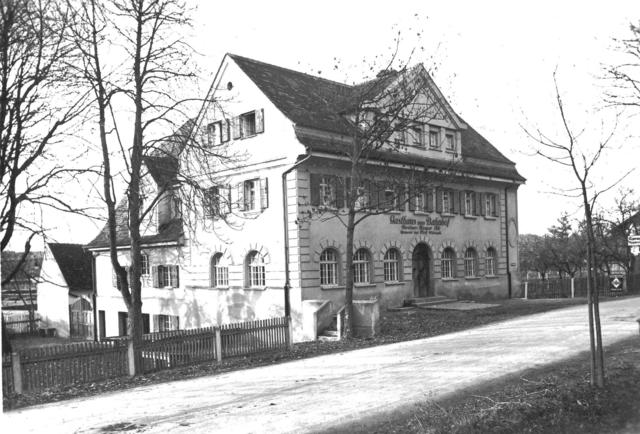 Die 1869 eröffnete Bahnhofswirtschaft an der Münchener Straße (um 1935)