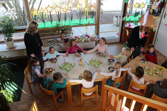 Die Kinder vom Kindergarten Maria Rast beim Osterfrühstück