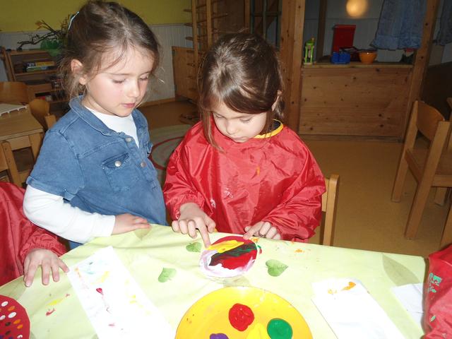 Die Mädchen beim Osterbasteln in der Kindertagesstätte St. Andreas