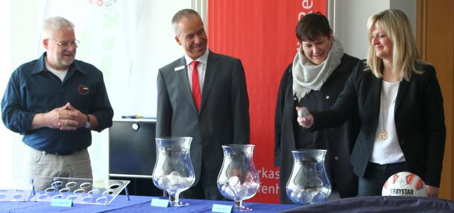 Auslosung wie bei den Profis: Martina Staud, Kathrin Maier, Bernhard Mayer und Robert Schröder (von rechts)
