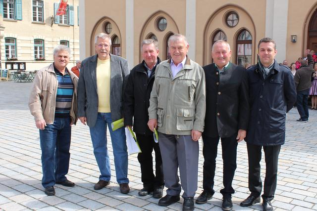 Die fünf neuen Feldgeschworenen mit dem Bürgermeister