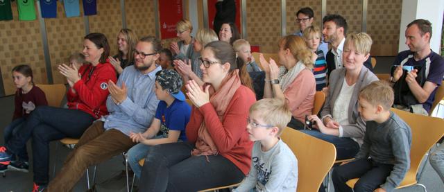 Vertreterinnen und Vertreter der teilnehmenden Kindergärten verfolgten die Auslosungszeremonie