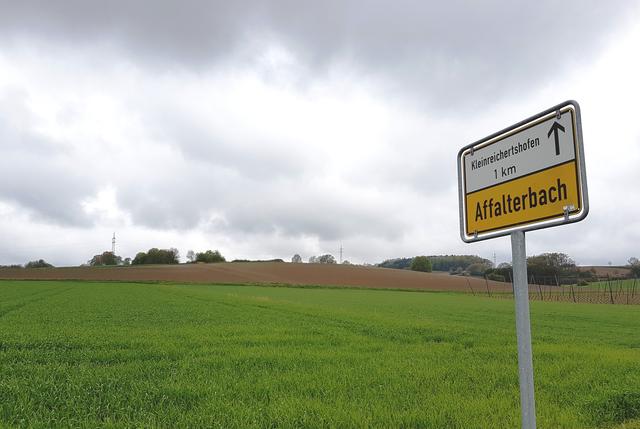Blick von der Straße nach Kleinreichertshofen aus. Der Bürgersolarpark soll hinter dem Hügel errichten werden und ist von der Siedlung aus nicht sichtbar.
