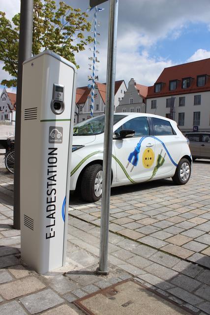 Es ist Platz für zwei an einer Säule und der Strom reicht auch...