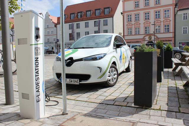 Dienstwagen der Stadtwerke vor deren Zapfsäule