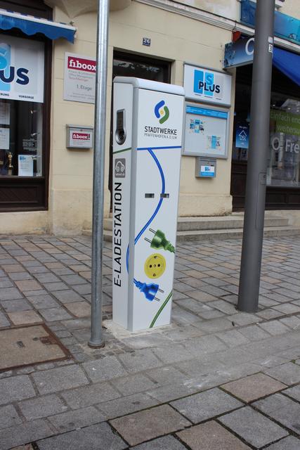 Die neue Ladesäule funktioniert mit der neuen E-Ladekarte der Stadtwerke