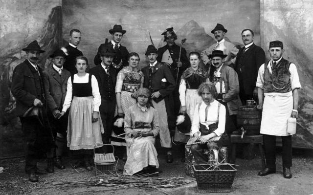 Die lange Tradition des Theaterspiels durch Pfaffenhofener Bürger aus dem 19. Jahrhundert setzten der Gesellenverein und weitere Vereine fort (Aufführung „Das Preistüachl“ 1920).