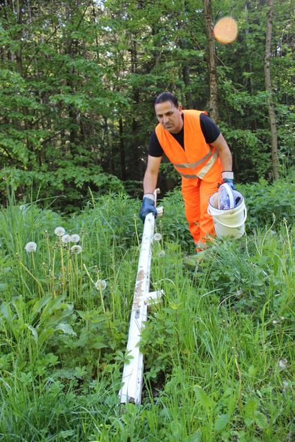 Am Wegrand fanden die Mitarbeiter der Stadtwerke Farbeimer und Teile eines Fenster- oder Türrahmens