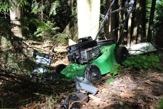 Ein Rasenmäher mit Benzin im Tank war der gefährlichste Fund im Wald