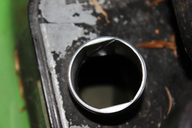 Der Tank am Rasenmäher war noch halb voll Benzin