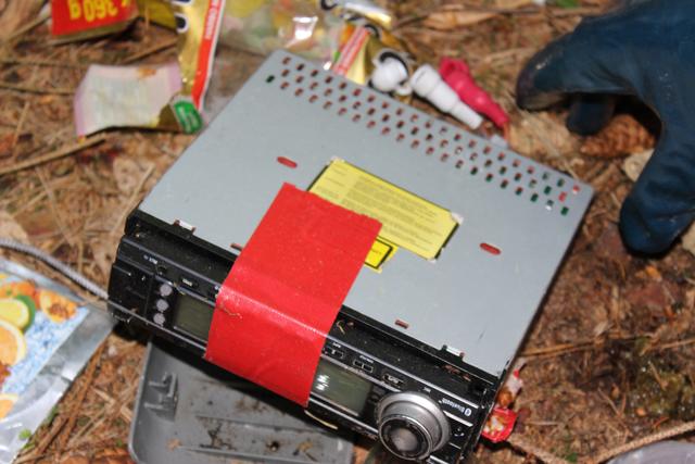 Dieses Autoradio ist eines der schmutzigen Fundstücke