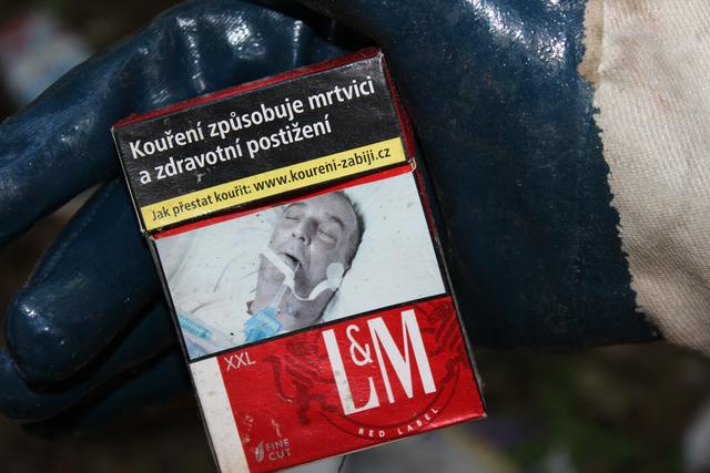 Auch leere Zigarettenschachteln aus Tschechien und Deutschland hinterließen die Täter