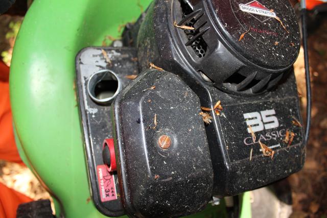 Der Rasenmäher trägt ein Firmenlogo der Firma Briggs & Stratton 35 Classic