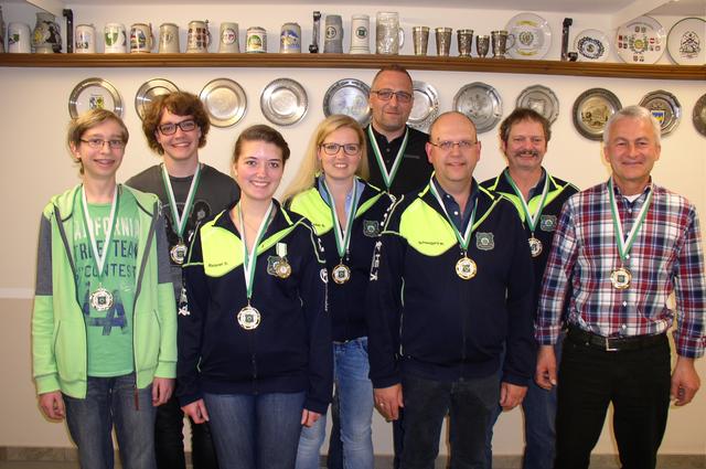 Die Vereinsmeister der Schießsaison 2016/2017 in den verschiedenen Altersklassen:
von links: Peter Selles, Johannes Schuster, Stefanie Reisner, Sabine Prechter, Torsten Sommer, Manfred Schweigard, Erich Halmich sowie Michael Kaindl. Auf dem Foto fehlt Timo Sommer, der Sieger der Lichtgewehrklasse.