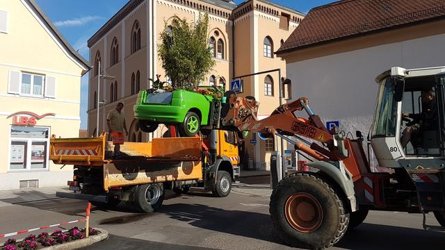 Auch am Sparkassenplatz hinter dem Rathaus wird ein grünes "Cabriolet" abgeladen