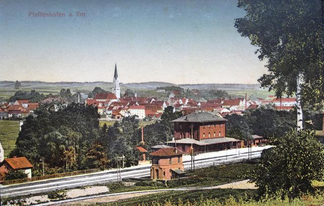 Der mit viel Grün gezierte Bahnhof von Pfaffenhofen (ca. 1905)