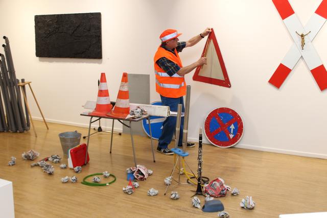 Hainz Grobmeier bei seiner Müll-Musikperformance