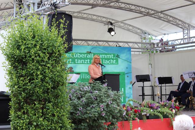 Die bayerische Umweltschutzministerin Ulrike Scharf eröffnet die Natur in Pfaffenhofen