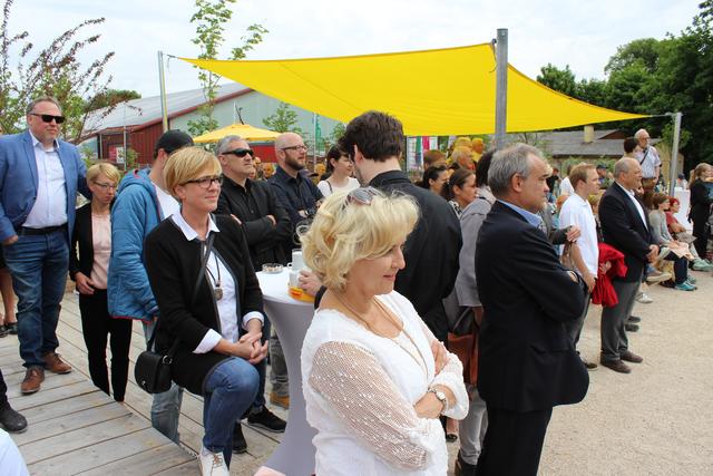 Mitarbeiterinnen und Kollegen der Stadtverwaltung und ihrer Tochtergesellschaften bei der Eröffnung