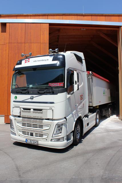 Luft nach oben: LKW rangiert in die Salzhalle