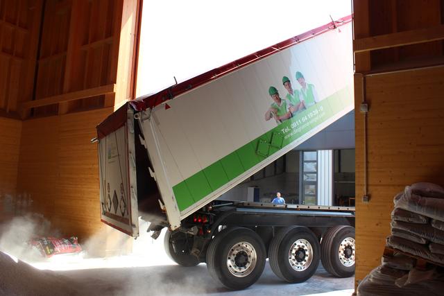 Der Lastwagen hat gerade 25 Tonnen abgeladen