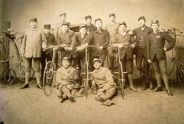 Die Mitglieder des Clubs mit Hoch- und Sporträdern (um 1890)