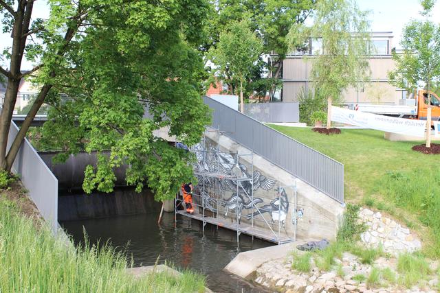 Erst wurde die westliche Wehrmauer bemalt, dann haben die Stadtwerke das Gerüst nach Osten versetzt