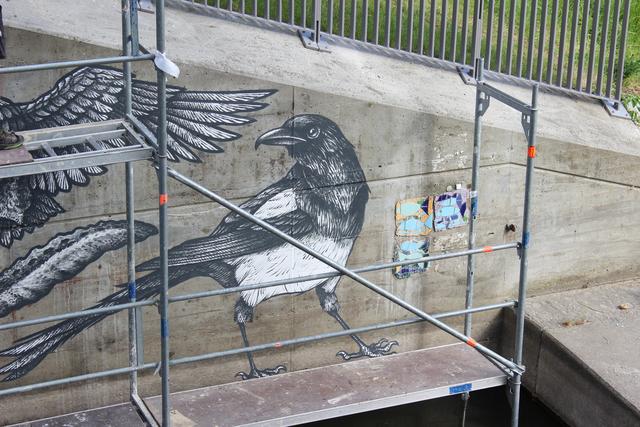 Max Birkls Elster neben altem Fischmosaik, das nie vollendet wurde