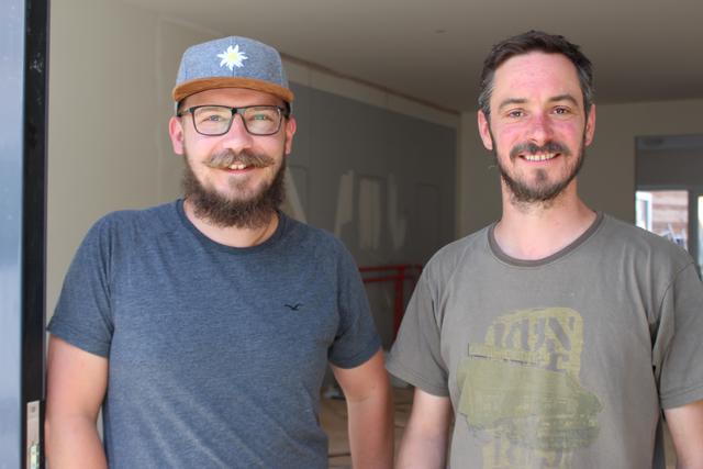 Ladenbesitzer Tobias Mehr und STUDIO_Projektleiter Matthias Stadler begutachten den Fortschritt der Renovierungsarbeiten für den Männersalon in der Löwenstr. 6