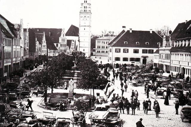 Der Hauptplatz Pfaffenhofen war schon 1895 ein begehrter Parkplatz ;-).