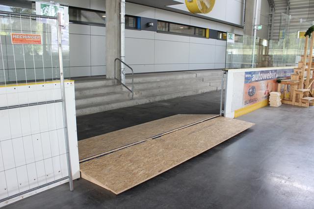 Sicherheitsmaßnahme: Bandenwerbung wurde entfernt