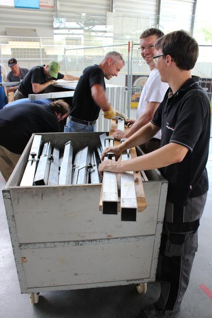 Ehrenamtliche Trachtler beteiligen sich am Aufbau