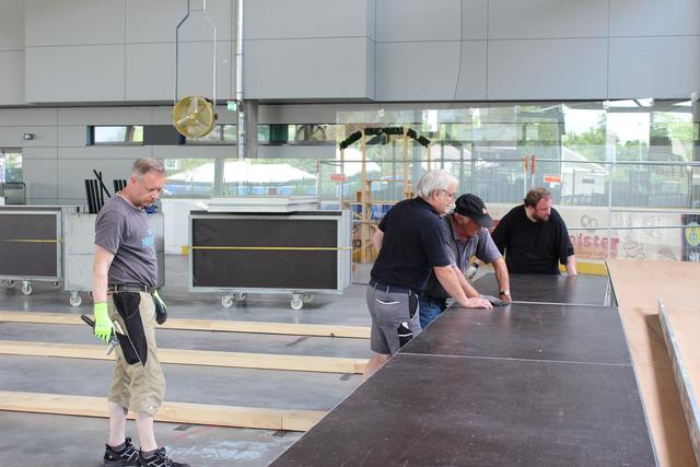 Schreiner der Stadtwerke leiten den Aufbau