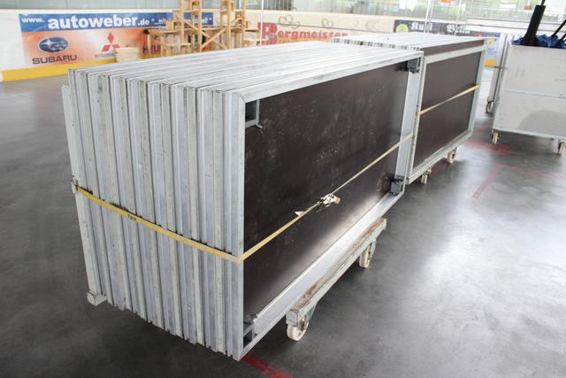 Aus 50 einzelen Böden wird die Bühne zusammengesetzt: 120 Quadratmeter groß