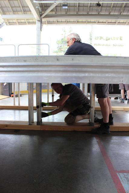 Fachleute auf und unter der Bühne am Werk