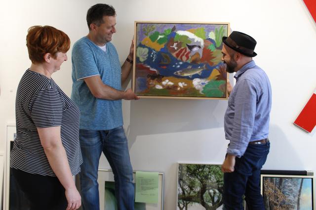 Die Jury der Hallertauer Künstler mit ihrer getroffenen Auswahl für die diesjährige Ausstellung (v. l. Karin Probst [2. Vorsitzende des Neuen Pfaffenhofener Kunstvereins e.V.], Gottfried Müller [Prof. für Architekturdarstellung an der TU Dortmund] und Sebastian Daschner [Kulturmanager der Stadt Pfaffenhofen a. d. Ilm]).