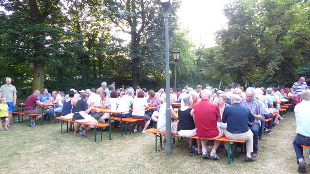 der Biergarten war voll besetzt