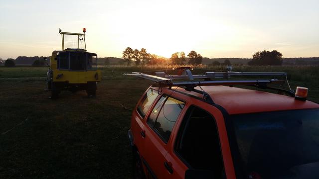 Der "Lepo", also das Fahrzeug, dass die Seile nach dem Start wieder auszieht, und die Winde im Sonnenaufgang