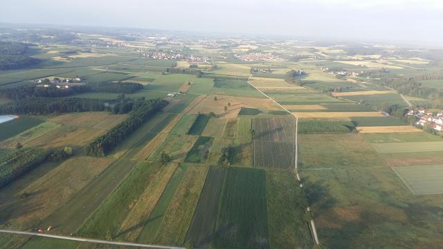 In den ersten Morgenstunden sieht man den Flugplatz mit Auhöfe ganz links, im diesigen Hintergrund sind noch Königsfeld, Rohrbach und Fahlenbach zu sehen.