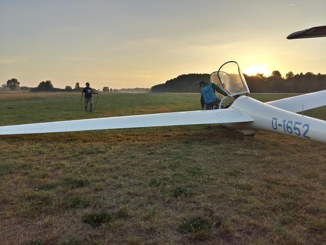 Kurz vor dem Start in die aufgehende Sonne mit der ASK 21
