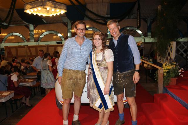 (v.l.) Sebastian Brandmayr, Spargelkönigin Lena Hainzlmair, Stefan Eisenmann